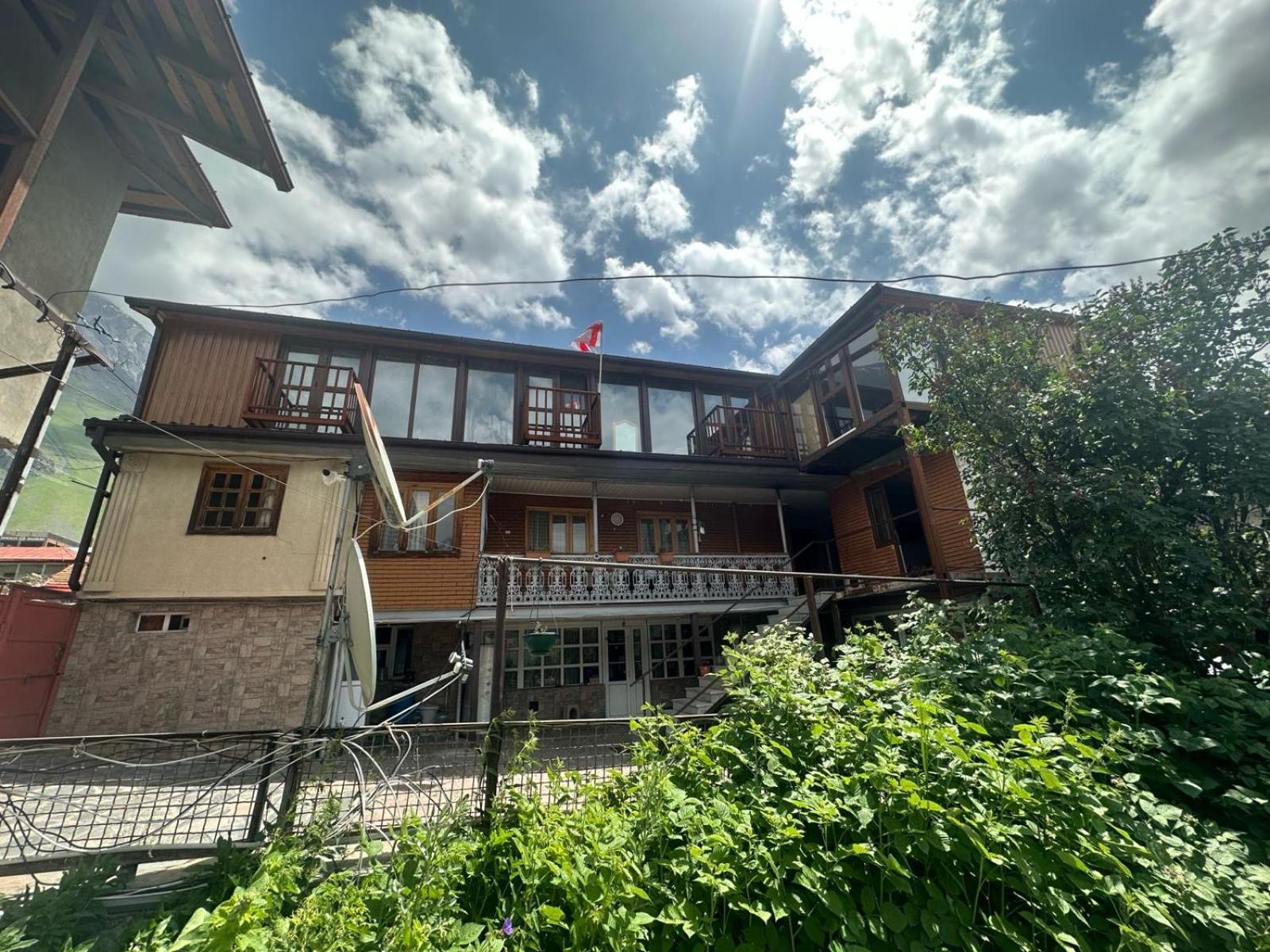 Archil And Nino Gigauri Guest House Kazbegi Exteriör bild