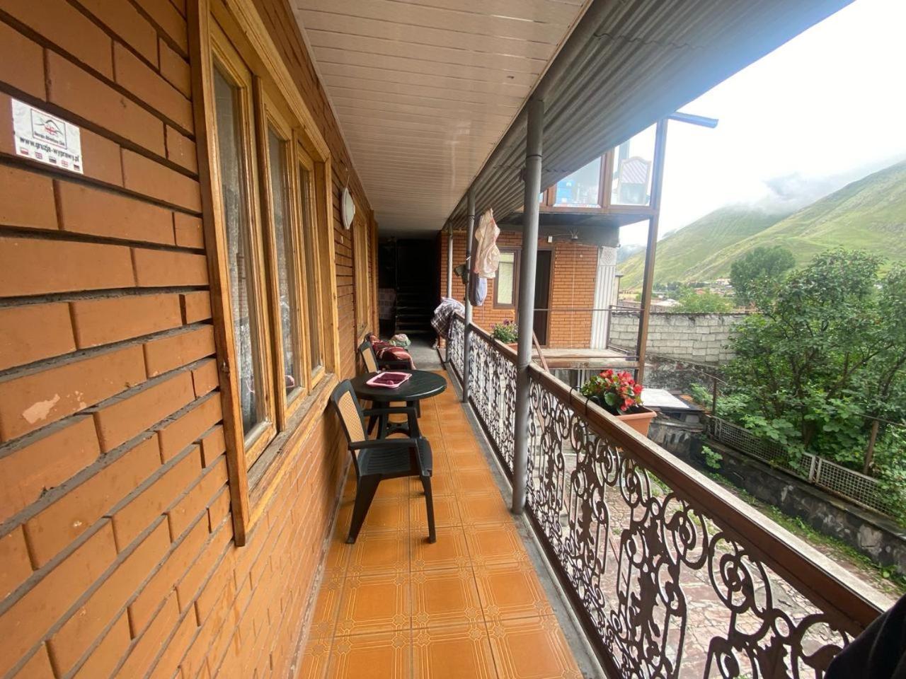 Archil And Nino Gigauri Guest House Kazbegi Exteriör bild